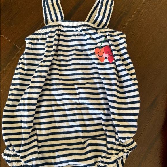 Old Navy Baby Rompers 0-3 Months Like New - Picture 2 of 7